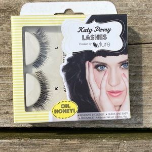 Katy Perry lashes NWT